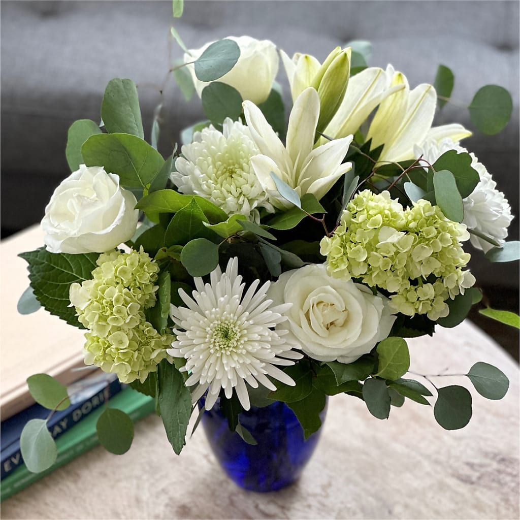 Snowy Dreams Bouquet –  Touch Of Roses, Visalia CA